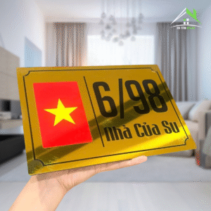 Biển Số Nhà Nền Vàng Gương – Cờ Việt Nam In UV – Thiết Kế Ngang Hiện Đại