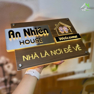 Biển Số Nhà, Tên Shop – Đèn LED – Inox Xước Bạc + Mica Vân Gỗ – Thiết Kế Tên Nổi Sang Trọng