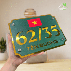 BIỂN SỐ NHÀ GƯƠNG VÀNG – NỀN XANH LÁ SẦN – KHẮC SỐ CHÌM – CÓ LÁ CỜ VIỆT NAM