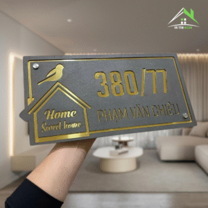 Biển Số Nhà Mica Ghi Sần Âm Bản – Đế Gương Vàng Sang Trọng, Dành Cho Ngoài Trời