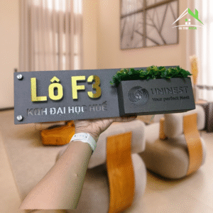 Biển Số Nhà Có Đèn LED Kèm Chậu Cây Giả – Thiết Kế Nền Ghi Sần Sang Trọng