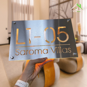 Biển Số Nhà Inox + Mica Có Đèn LED Hắt Sáng Chân – Khắc Chìm Tinh Tế Ngoài Trời