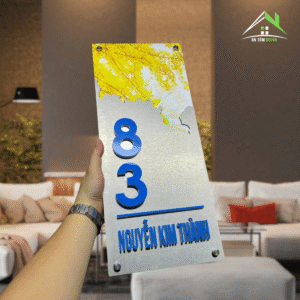 Biển Số Nhà Có Đèn LED – Mặt Inox Xước Bạc + Số Nổi Mica Xanh Dương – Họa Tiết In UV