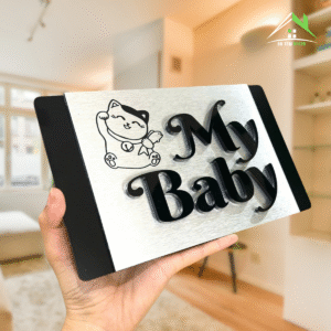 BIỂN SỐ NHÀ DECOR mẫu Mèo Baby – Chất liệu Alu Xước bạc, Nội dung Mica đen. Rẻ Bền Đẹp