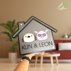 BIỂN SỐ NHÀ DECOR ẤN TƯỢNG – Nền Mica Cán Decal Ghi Sần, Nội Dung In UV Đa Dạng, Ngoài Trời