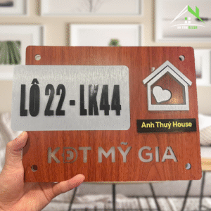 Biển Số Nhà – Inox Xước + Nền Giả Gỗ Sang Trọng, Thiết Kế Cá Nhân Hóa Tên Nhà