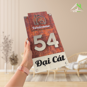 Biển Số Nhà Decor Ấn Tượng Nền Họa Tiết Tôn Rỉ + Inox 304 – Số Nổi Inox Vàng 10mm, Ngoài Trời