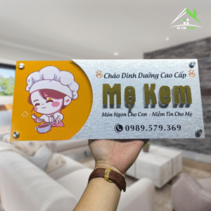 Bảng Hiệu – Đế Gỗ Nhựa UV, Nền Alcorest Xước Bạc, Chữ Nổi Gương Vàng + In UV Cá Nhân Hóa