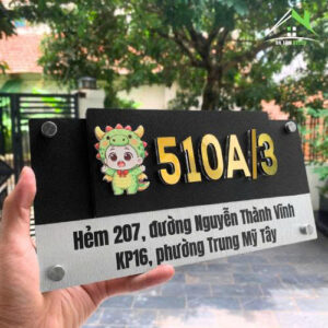 Biển Số Nhà Decor – Màu Đen Sần, Inox Xước Bạc, Số Nổi 10mm + Trang Trí Hình Bé Dễ Thương